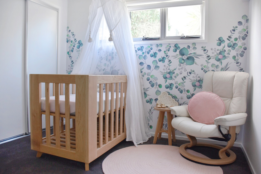 На фото: маленькая комната для малыша в стиле модернизм с белыми стенами и ковровым покрытием для на участке и в саду, девочки с