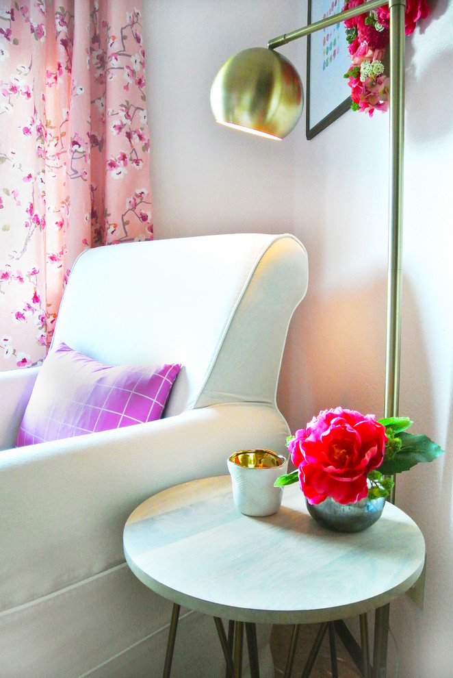Ejemplo de habitación de bebé niña clásica renovada de tamaño medio con paredes rosas y moqueta