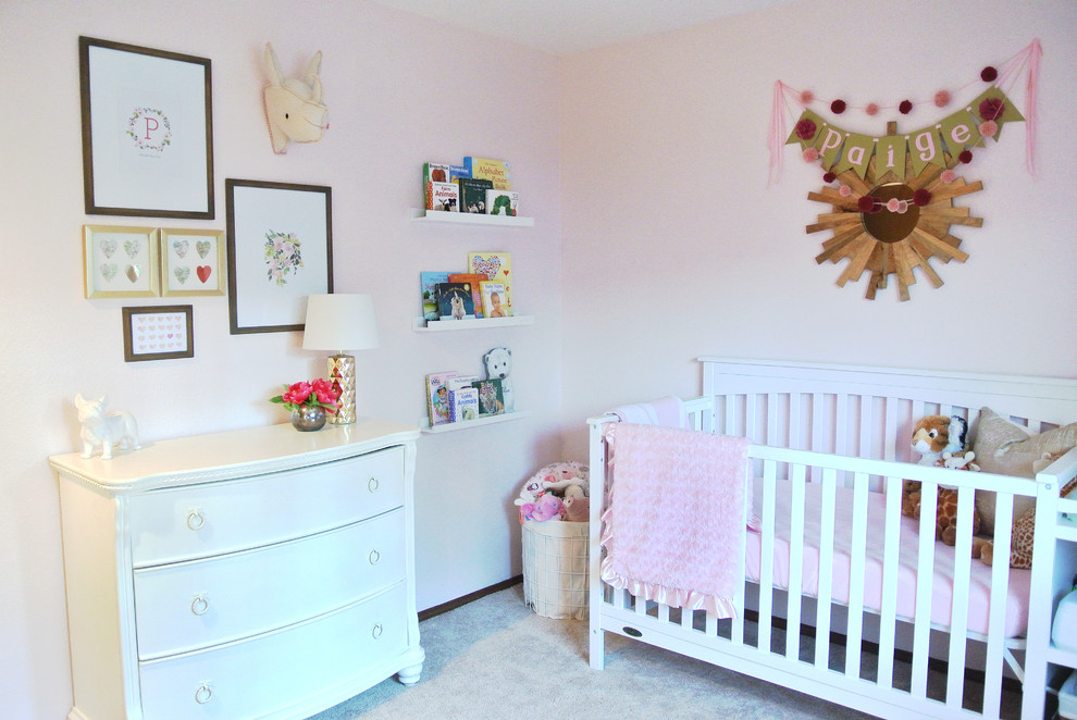 На фото: комната для малыша среднего размера в стиле неоклассика (современная классика) с розовыми стенами и ковровым покрытием для девочки