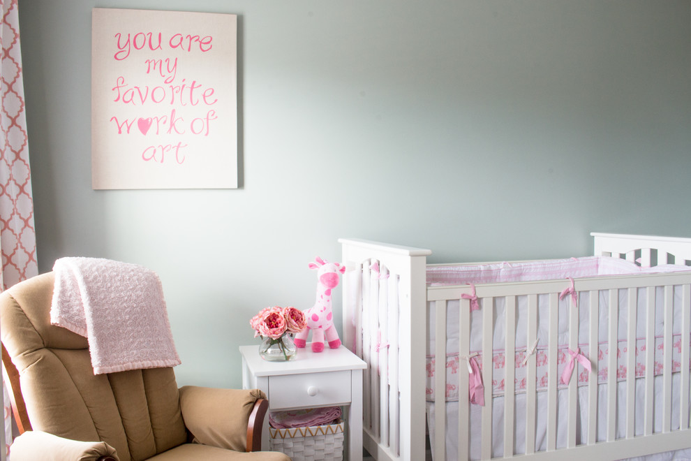 Immagine di una cameretta per neonata chic di medie dimensioni con pareti verdi e moquette