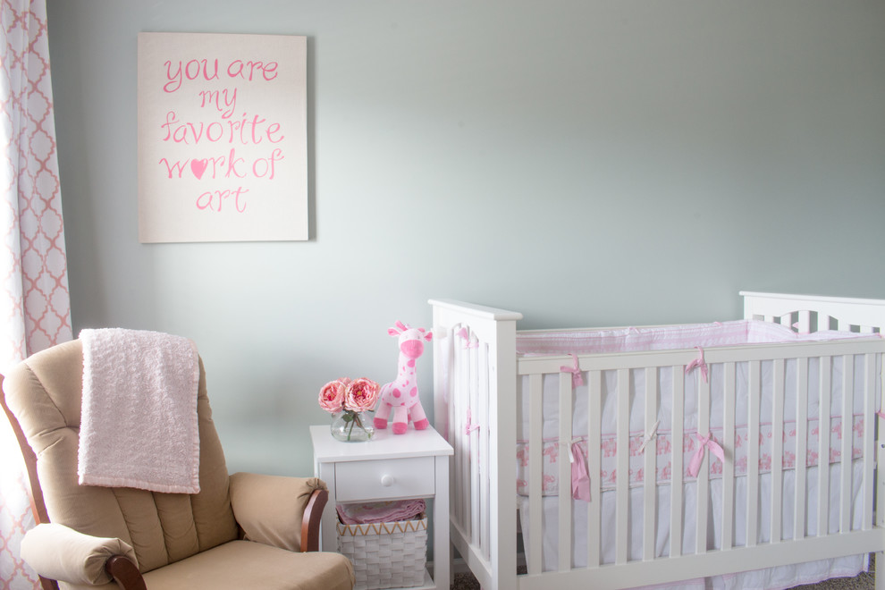 Idée de décoration pour une chambre de bébé fille tradition de taille moyenne avec un mur vert et moquette.