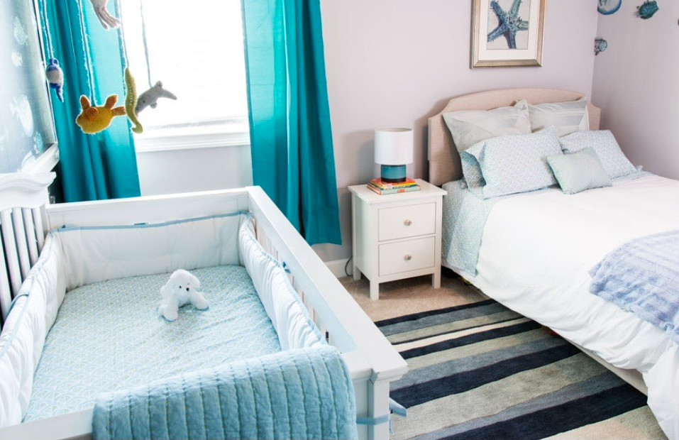 Imagen de habitación de bebé niño marinera de tamaño medio con paredes grises y moqueta
