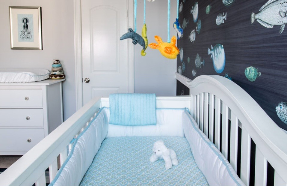 Cette photo montre une chambre de bébé garçon bord de mer avec un mur gris et moquette.