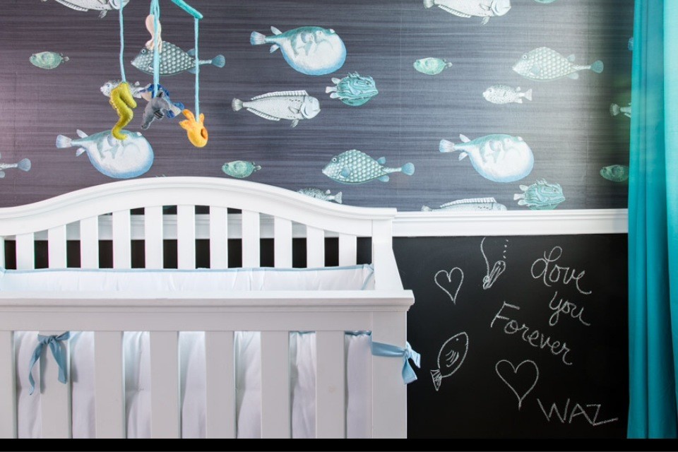 Diseño de habitación de bebé niño costera con paredes grises y moqueta