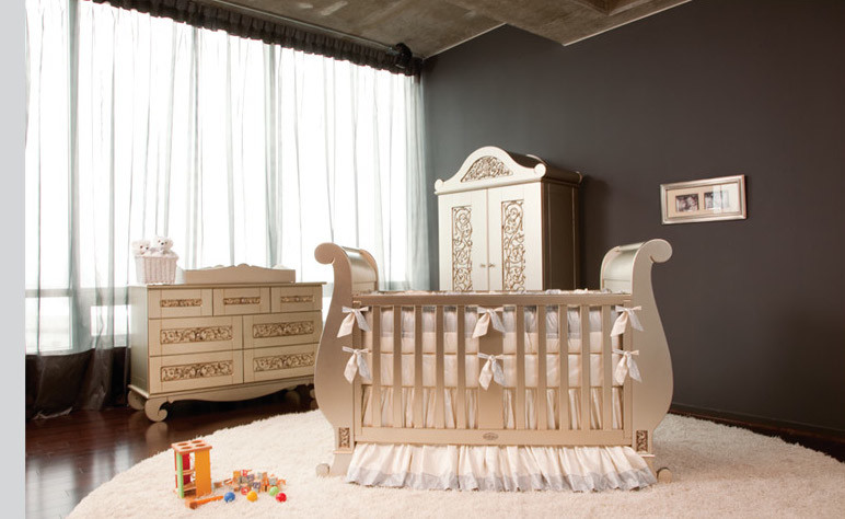 Стильный дизайн: комната для малыша с коричневыми стенами и темным паркетным полом для девочки - последний тренд