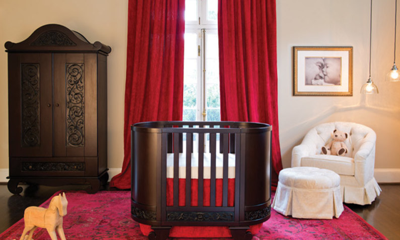 Idée de décoration pour une chambre de bébé garçon avec un mur beige et parquet foncé.