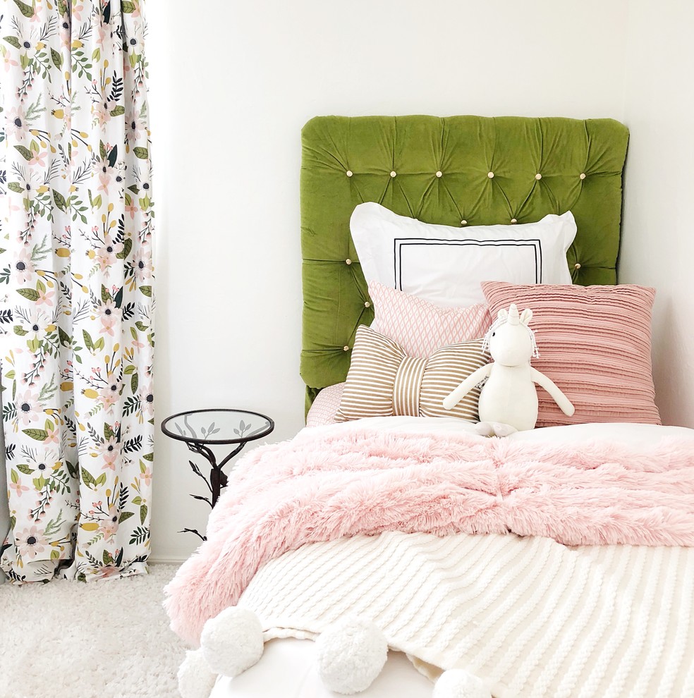 Пример оригинального дизайна: комната для малыша среднего размера в стиле ретро с белыми стенами, ковровым покрытием и белым полом для девочки