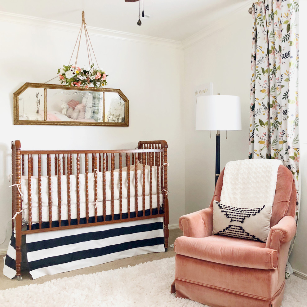 Inspiration pour une chambre de bébé fille vintage de taille moyenne avec un mur blanc, moquette et un sol blanc.