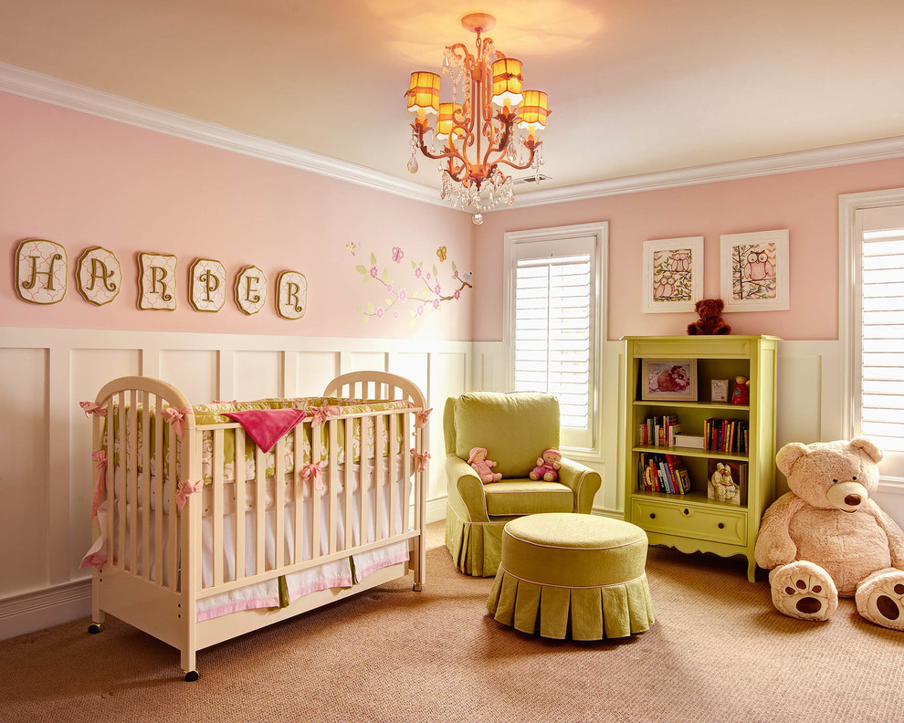 Источник вдохновения для домашнего уюта: большая комната для малыша в классическом стиле с розовыми стенами, ковровым покрытием и бежевым полом для девочки