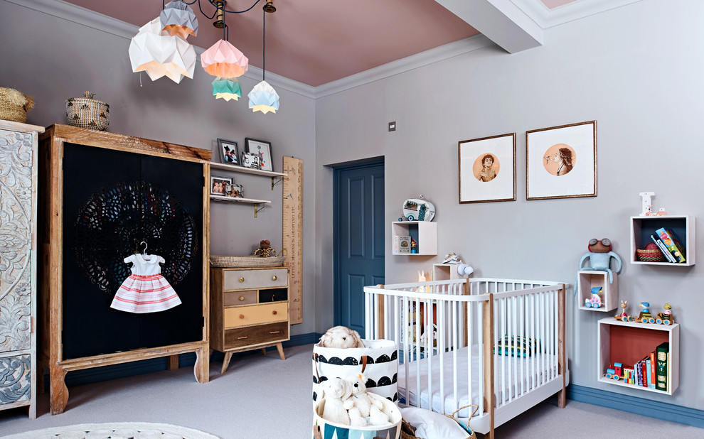 Mittelgroßes Eklektisches Babyzimmer mit grauer Wandfarbe, Teppichboden und grauem Boden in Gloucestershire