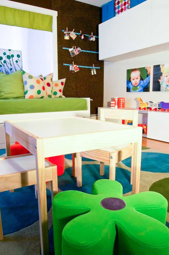 Идея дизайна: маленькая нейтральная комната для малыша в современном стиле с коричневыми стенами и паркетным полом среднего тона для на участке и в саду