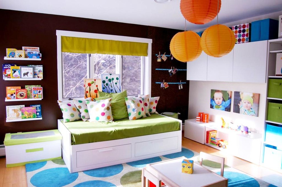 Immagine di una piccola cameretta per neonati neutra minimal con pareti marroni e parquet chiaro