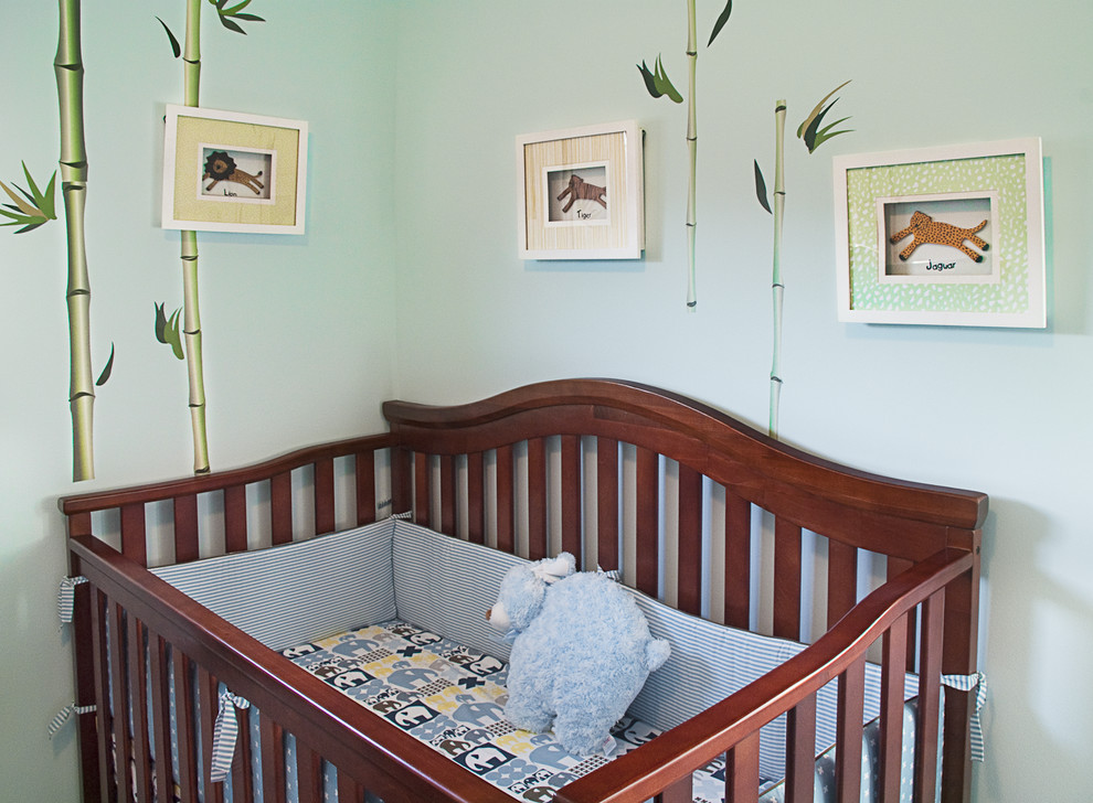 Aménagement d'une chambre de bébé neutre éclectique de taille moyenne avec un mur vert et moquette.