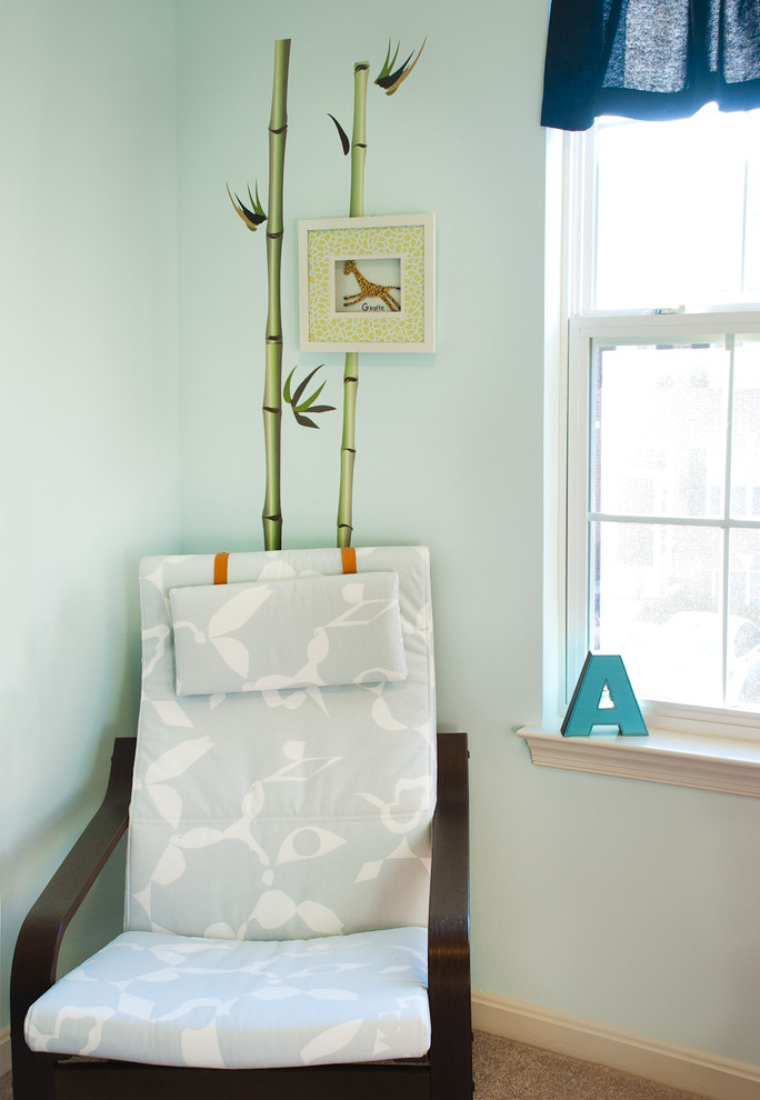 На фото: нейтральная комната для малыша среднего размера в классическом стиле с зелеными стенами и ковровым покрытием