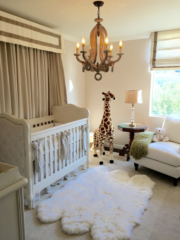 Diseño de habitación de bebé neutra tradicional pequeña con paredes beige y suelo de madera oscura