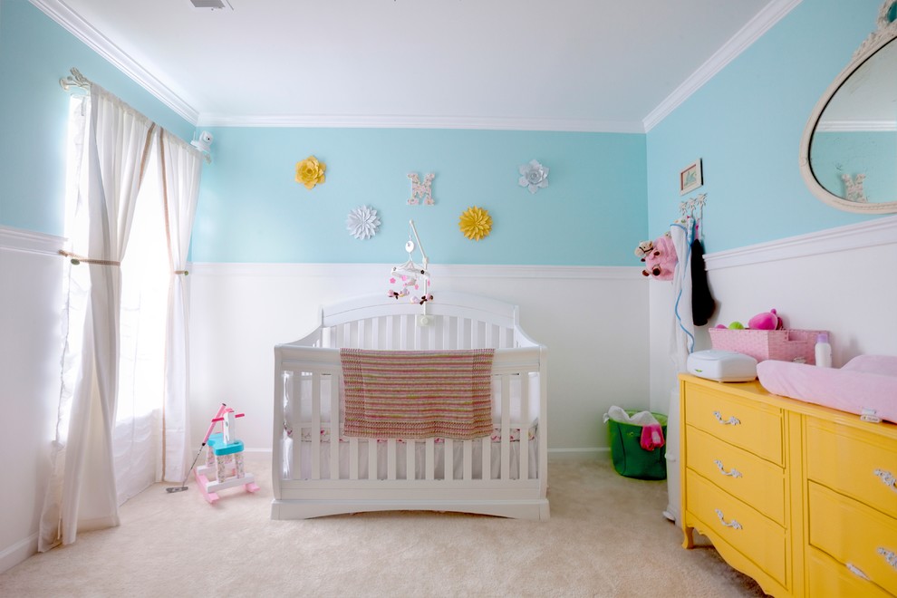 Imagen de habitación de bebé niña tradicional de tamaño medio con paredes azules y moqueta