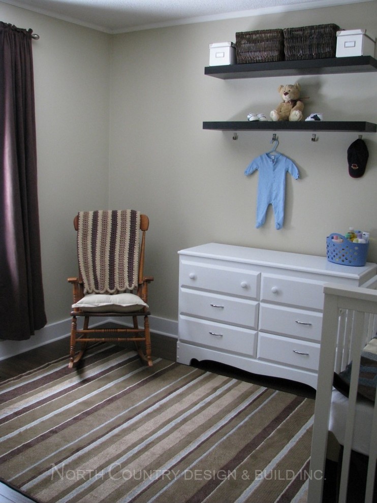 Idee per una piccola cameretta per neonato classica con pareti beige e parquet scuro