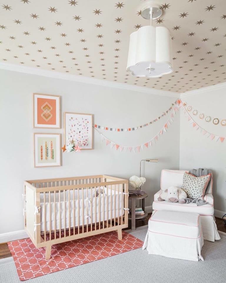Idées déco pour une chambre de bébé fille classique de taille moyenne avec un mur gris et un sol en bois brun.