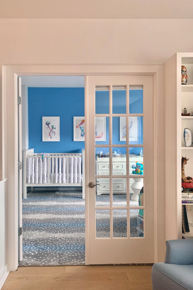 Свежая идея для дизайна: комната для малыша среднего размера в современном стиле с синими стенами, ковровым покрытием и разноцветным полом для мальчика - отличное фото интерьера