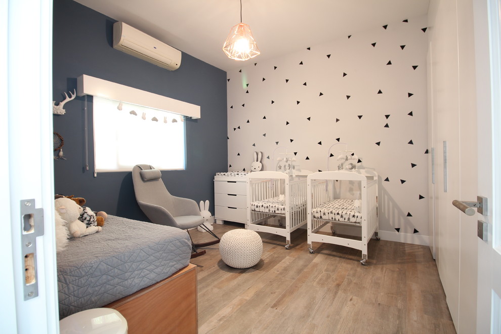 На фото: комната для малыша в скандинавском стиле для мальчика