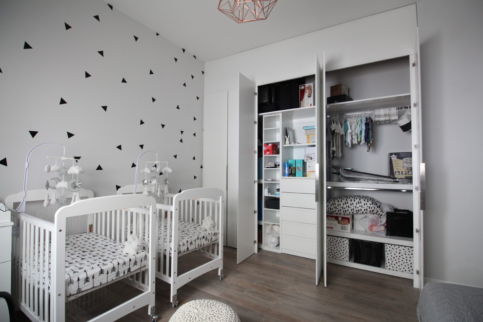 Cette image montre une chambre de bébé garçon nordique.
