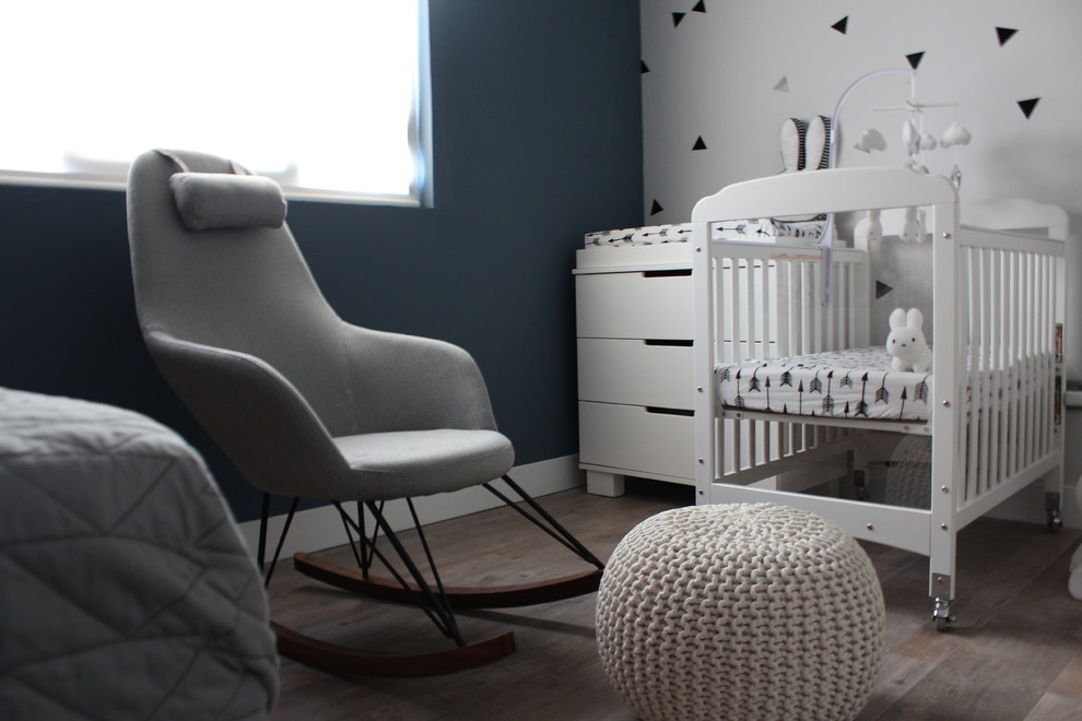 Exemple d'une chambre de bébé garçon scandinave.