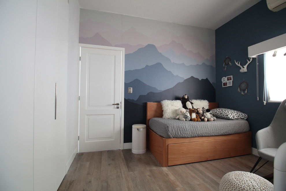 Свежая идея для дизайна: комната для малыша в скандинавском стиле для мальчика - отличное фото интерьера