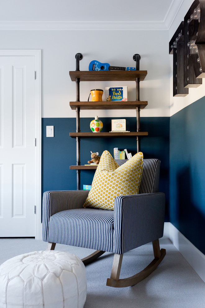 Foto di una cameretta per neonato tradizionale di medie dimensioni con pareti blu e moquette