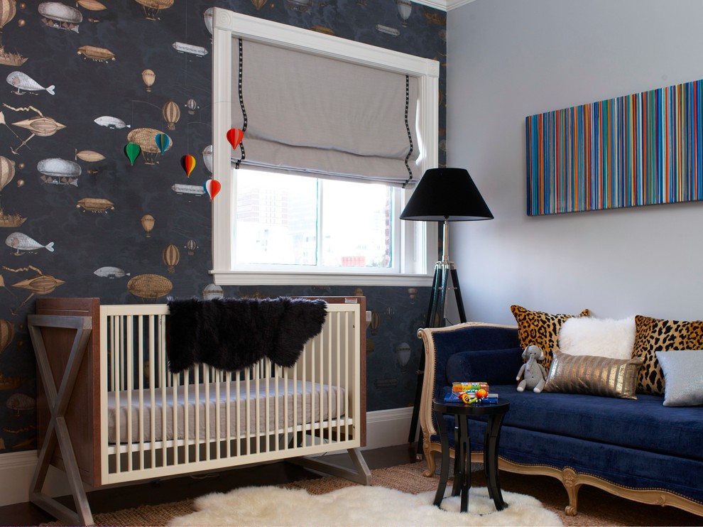 Imagen de habitación de bebé neutra actual de tamaño medio con paredes grises y suelo de madera en tonos medios