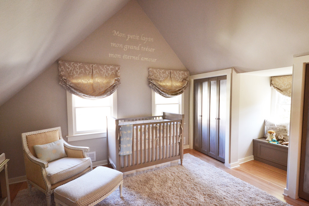 Réalisation d'une grande chambre de bébé neutre style shabby chic avec un mur marron, parquet clair et un sol beige.