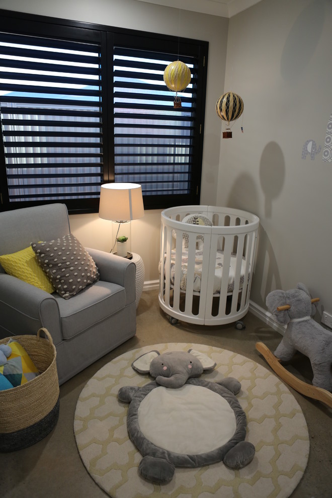 Réalisation d'une petite chambre de bébé garçon tradition avec un mur gris et sol en béton ciré.