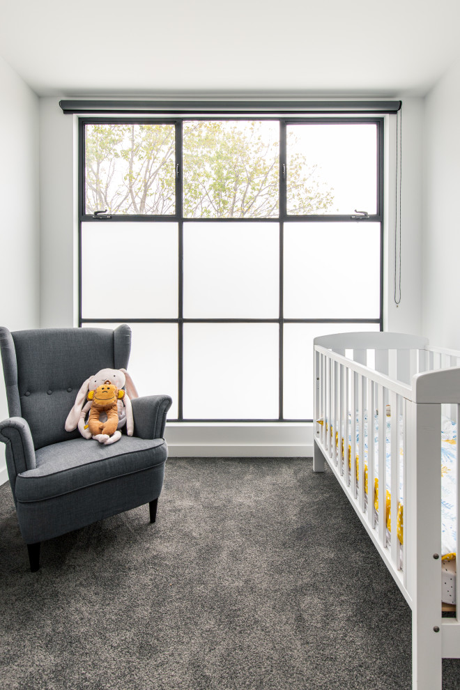 Kleines, Neutrales Modernes Babyzimmer mit weißer Wandfarbe, Teppichboden und grauem Boden in Melbourne