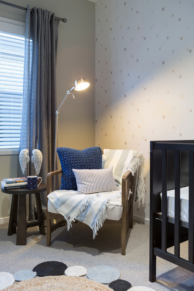 На фото: нейтральная комната для малыша среднего размера в морском стиле с бежевыми стенами и ковровым покрытием