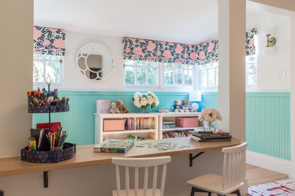 Ejemplo de habitación de bebé neutra actual de tamaño medio con paredes beige y suelo de madera en tonos medios