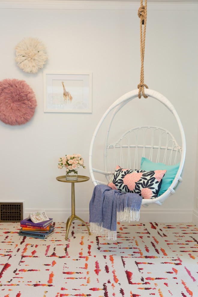 Idée de décoration pour une chambre de bébé neutre design de taille moyenne avec un mur beige et un sol en bois brun.