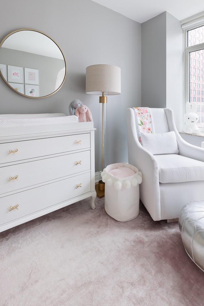 На фото: маленькая комната для малыша в стиле неоклассика (современная классика) с серыми стенами, ковровым покрытием и розовым полом для на участке и в саду, девочки