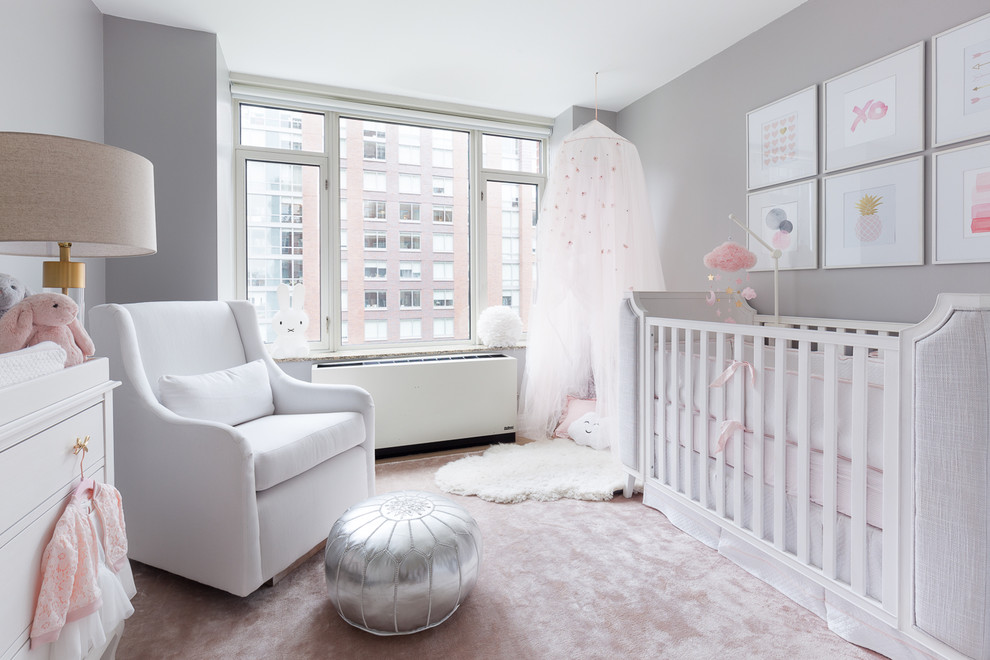 На фото: маленькая комната для малыша в стиле неоклассика (современная классика) с серыми стенами, ковровым покрытием и розовым полом для на участке и в саду, девочки с