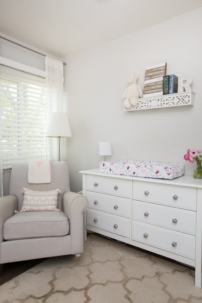 サンディエゴにある低価格の小さなトラディショナルスタイルのおしゃれな赤ちゃん部屋 (女の子用) の写真