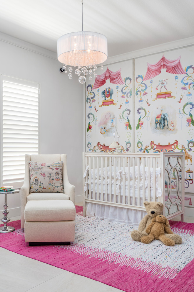 На фото: комната для малыша в стиле неоклассика (современная классика) с разноцветными стенами для девочки с