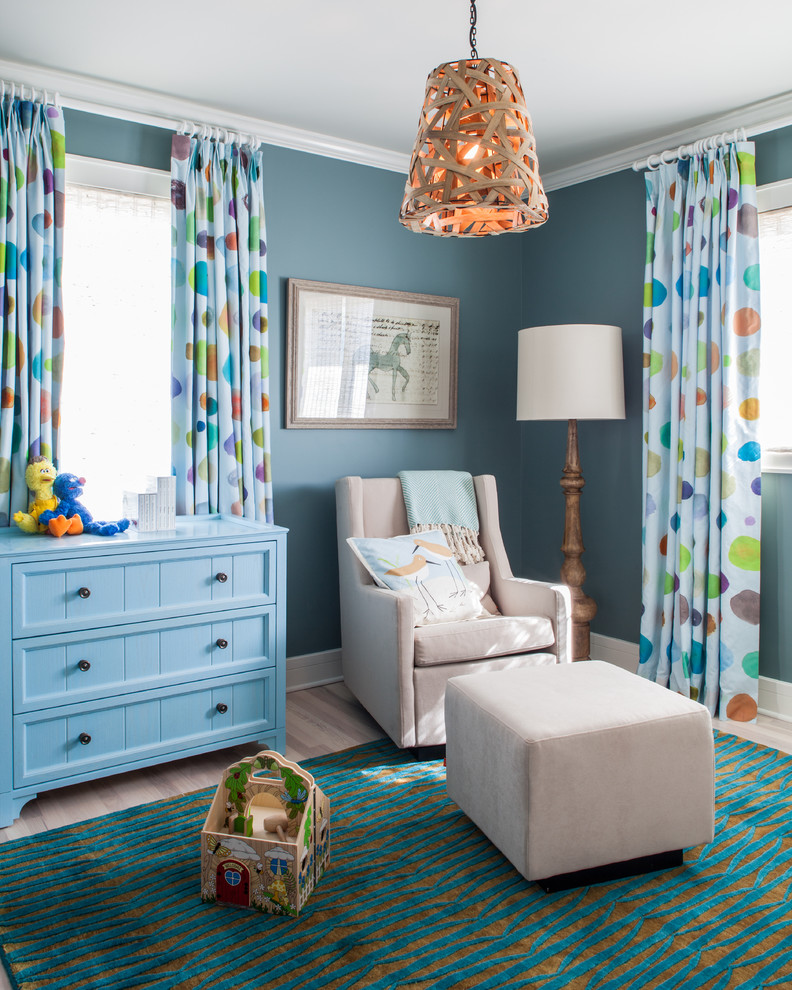 Diseño de habitación de bebé neutra clásica renovada con paredes azules y suelo de madera clara
