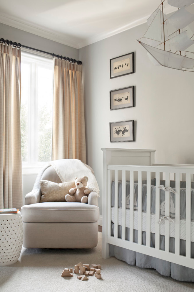 Aménagement d'une chambre de bébé neutre classique avec un mur gris.