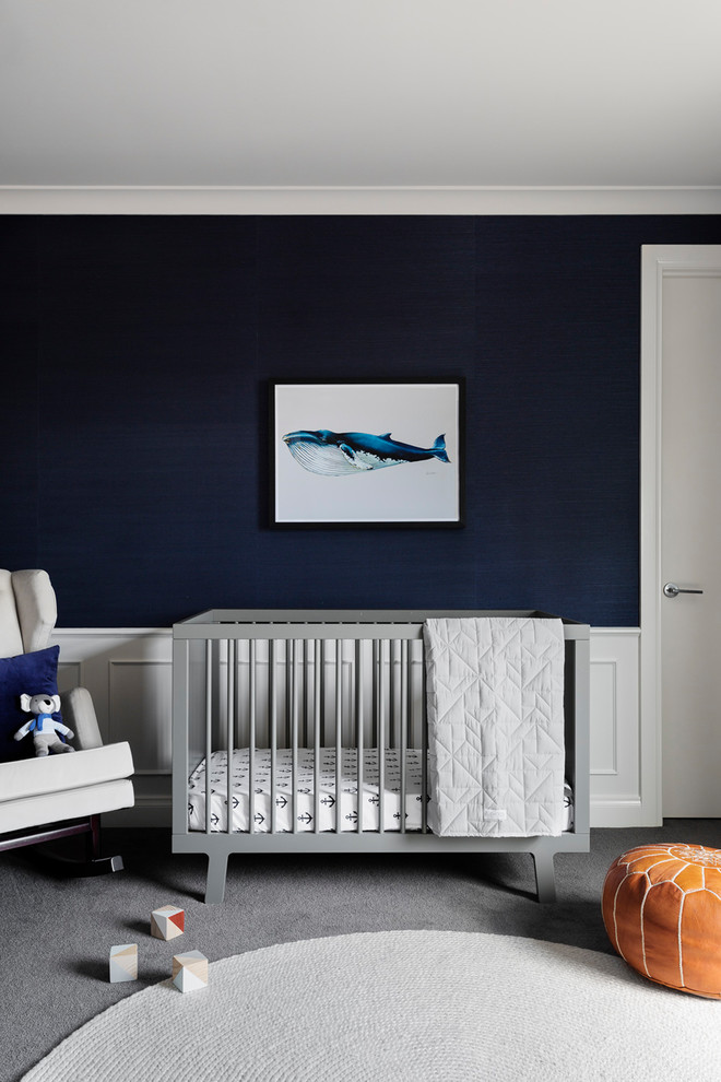 メルボルンにあるビーチスタイルのおしゃれな赤ちゃん部屋 (青い壁、カーペット敷き、男の子用、グレーの床) の写真