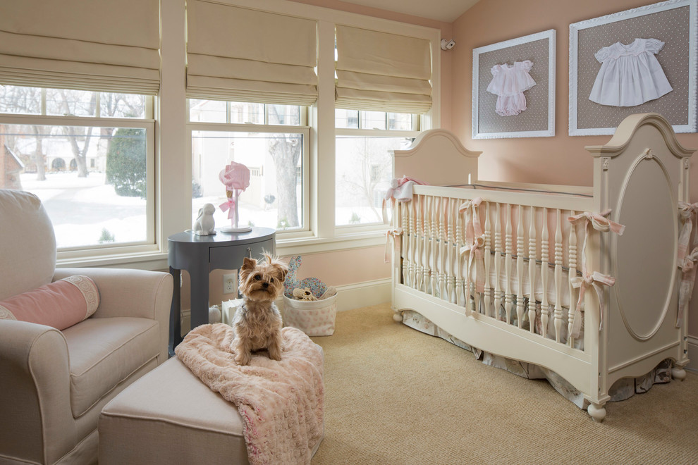 Immagine di una cameretta per neonata chic di medie dimensioni con pareti rosa, moquette e pavimento beige