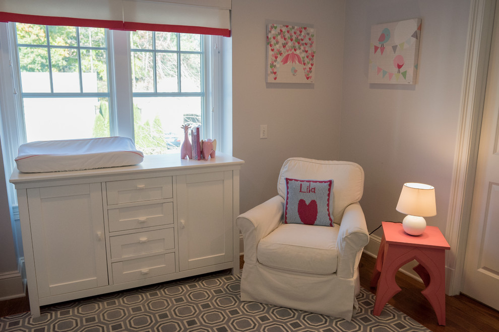 На фото: комната для малыша среднего размера в стиле неоклассика (современная классика) с серыми стенами и ковровым покрытием для девочки с