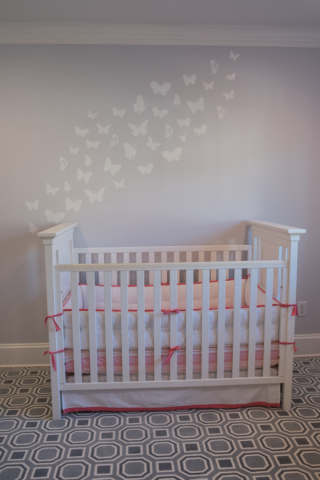 Imagen de habitación de bebé niña tradicional renovada de tamaño medio con paredes grises y moqueta