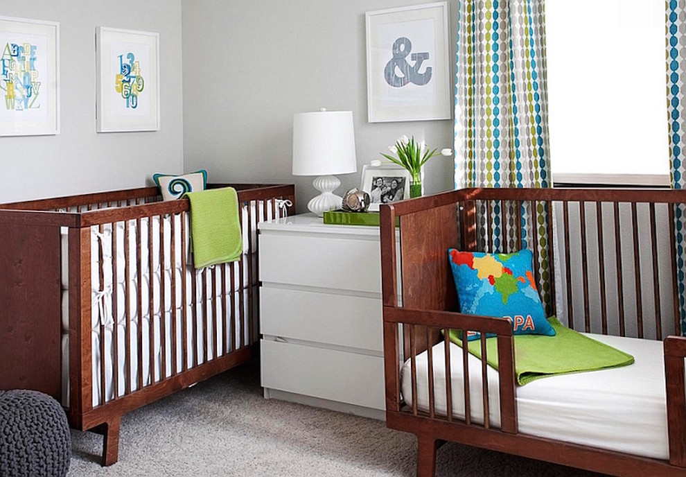 Идея дизайна: нейтральная комната для малыша среднего размера в стиле неоклассика (современная классика) с серыми стенами, ковровым покрытием и серым полом