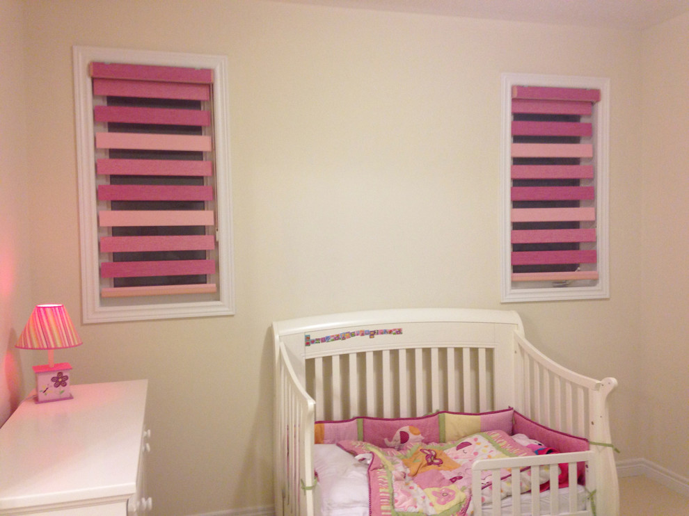 Идея дизайна: маленькая комната для малыша в современном стиле с ковровым покрытием, бежевым полом и розовыми стенами для на участке и в саду, девочки
