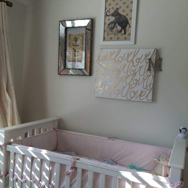 Idées déco pour une chambre de bébé fille moderne de taille moyenne avec un mur blanc.