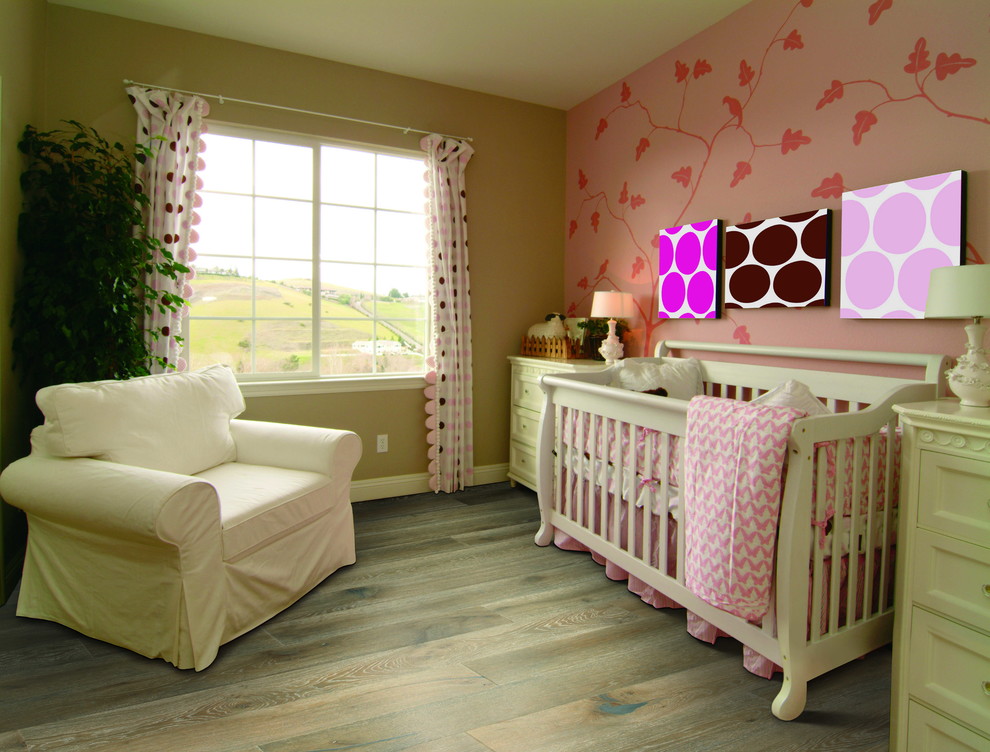 Immagine di una cameretta per neonati con parquet chiaro