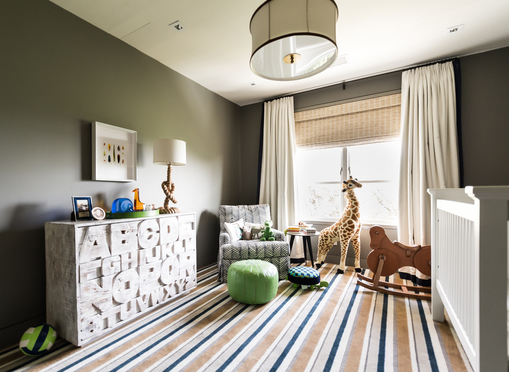Modelo de habitación de bebé neutra clásica renovada grande con paredes verdes, moqueta y suelo multicolor